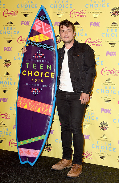 Josh Hutcherson “lẻ bóng” trên thảm đỏ “Teen Choice Awards 2015” - Ảnh 2